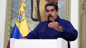 Maduro pide la renuncia a todo su gabinete de ministros para una 