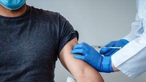 Gobierno contempla vacunar de covid a mayores de 18 a partir del 10 de mayo