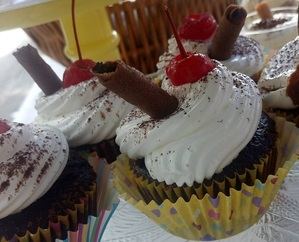 Ricos cupcakes Selva Negra para pap&#225; en su d&#237;a