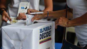 Oposición venezolana busca triunfo en elecciones regionales, denuncia obstáculos