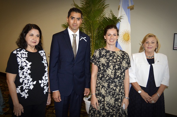 Mónica González, Juan Almanzar, María Emilia Rinaudo y María Cristina Castro, Embajadora de Argentina en RD