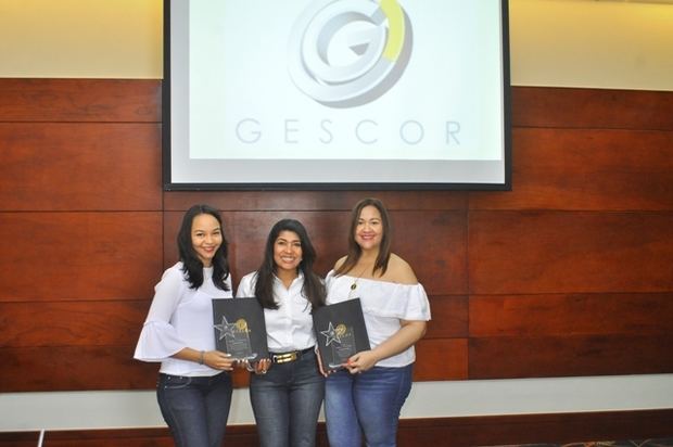Raysa Hernandez entrega reconocimiento a Ardelina Castillo y Yasmin de los Santos. 