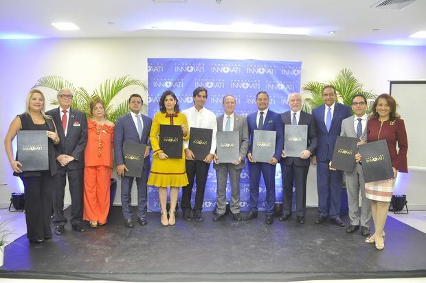 Los reconocidos por la Fundación Innovati junto a Mildred Josefina Berges de Sanchez  Noble y Luis Sanchez Noble.