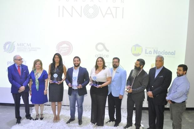Los jovenes emprendedores reconocidos junto a directiva Fundación Innovati