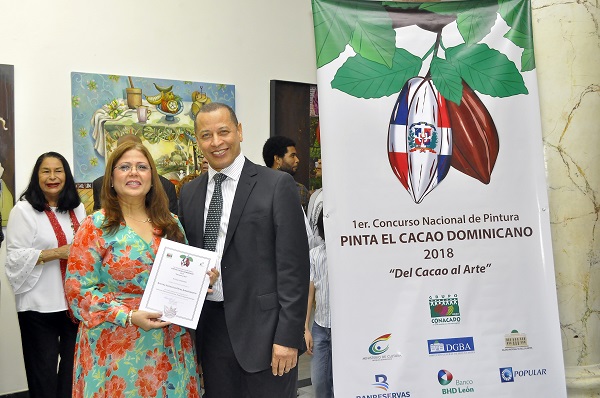 Brenda Pérez de Suero, primer lugar entrega el premio Isidro de la Rosa.