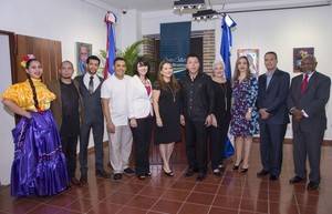 Los artistas hondureños que exponen en el Centro Cultural Banreservas comparten con representantes diplomáticos y culturales.