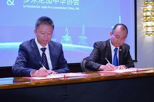 Firman un acuerdo de cooperación Shang Bin de Hunan Daily y Miguel Feng, presidente de la Fundación Jade Pro Comunidad China, INC.  