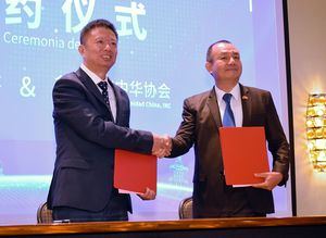 Shang Bin de Hunan Daily y Miguel Feng presidente de la Fundación Jade Pro Comunidad China, INC. Firman un acuerdo de cooperación.