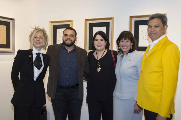 Lucy García, propietaria de la galería; los esposos Jorge Durán y Daniela Tovar; Robin S. Bernstein, embajadora de Estados Unidos en República Dominicana, y Yury Ruiz, representante del artista Iván Tovar.