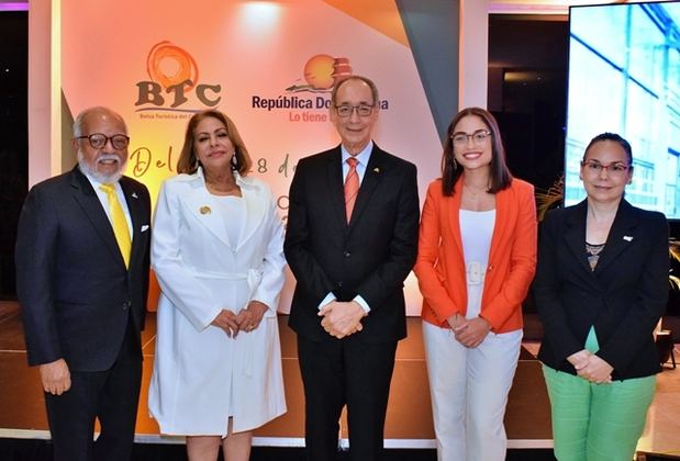 Andrés Lora, Luisa de Aquino, Luis Felipe Aquino, Madelaine Reinoso y Fabeth Martínez.