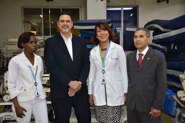 Directivos de International Medical Equipment Collaborative y la directora general del hospital, Dra. Carmen Adames
