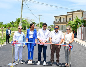 Turismo entrega calles asfaltadas con reparaciones de aceras y contenes en Bayahíbe