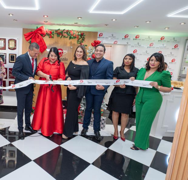 Corte de cinta. Ignacio Glass, Sulin Lantigua de Glass cortan la cinta. Elisa Delgado, Oscar Glass Lantigua, Linabel Silfa y Melina Vargas.