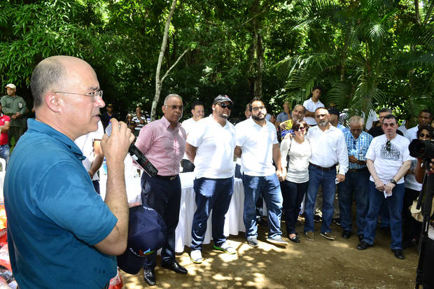 el ministro de Medio Ambiente de visita a Saltos de Jima, Bonao.