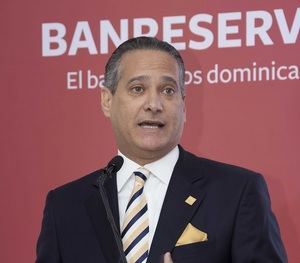 El subadministrador de Empresas Filiales del Grupo Reservas, Rienzi Pared Pérez, resalta la belleza y la calidad de las canciones del álbum “Ha llegado la Navidad”, auspiciado por Banreservas.