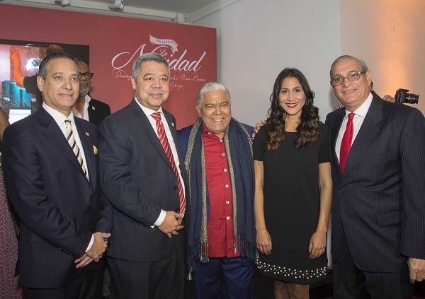 Rienzi Pared Pérez, Orión Mejía, Danny Rivera, Nathalie Peña-Comas y Héctor Martínez Cabruja, durante el lanzamiento del álbum “Ha llegado la Navidad”, auspiciado por Banreservas.