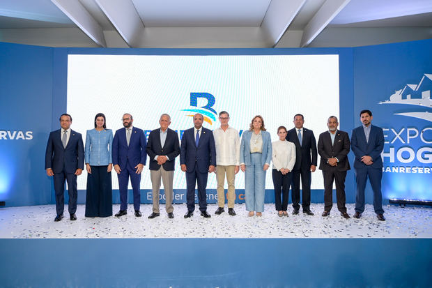 El presidente ejecutivo de Banreservas, Samuel Pereyra, acompañado por Rafael -Tato-Bisonó, de Constructora Bisonó, miembros del Consejo de Directores y ejecutivos de la institución financiera durante la inauguración de Expohogar.