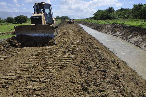 Un equipo pesado en plena labor en el canal Guayacanes Viejo, en Esperanza- Mao.