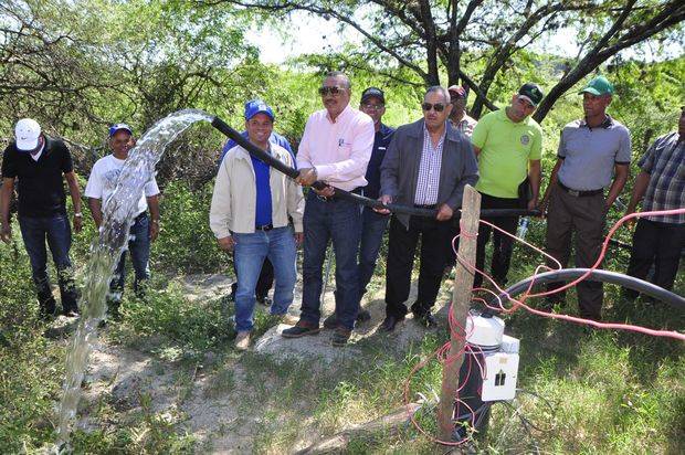 El director del INDRHI, ingeniero Olgo Fernández, pone en funcionamiento uno de los pozos construidos en comunidades pobres de Santiago Rodríguez.