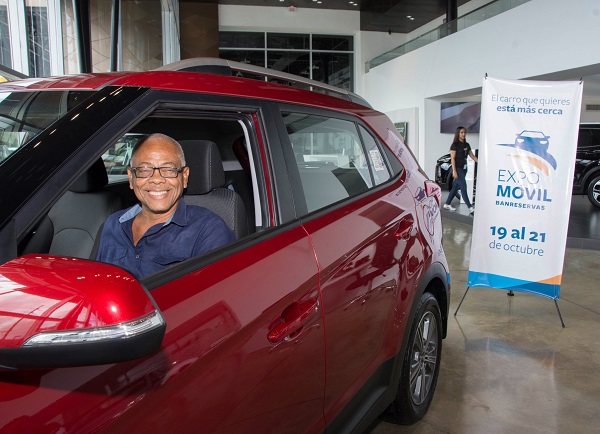 El señor Guillermo Diaz al momento de adquirir un vehículo en un concesionario de Santo Domingo.