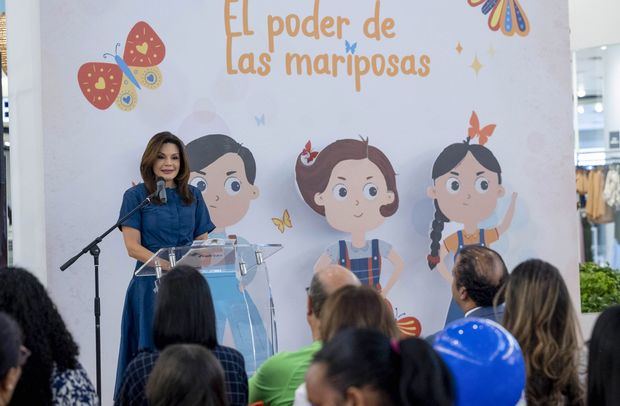 Noelia García de Pereyra, presidenta del
Voluntariado Banreservas, durante la presentación del libro “El
Poder de las Mariposas”.