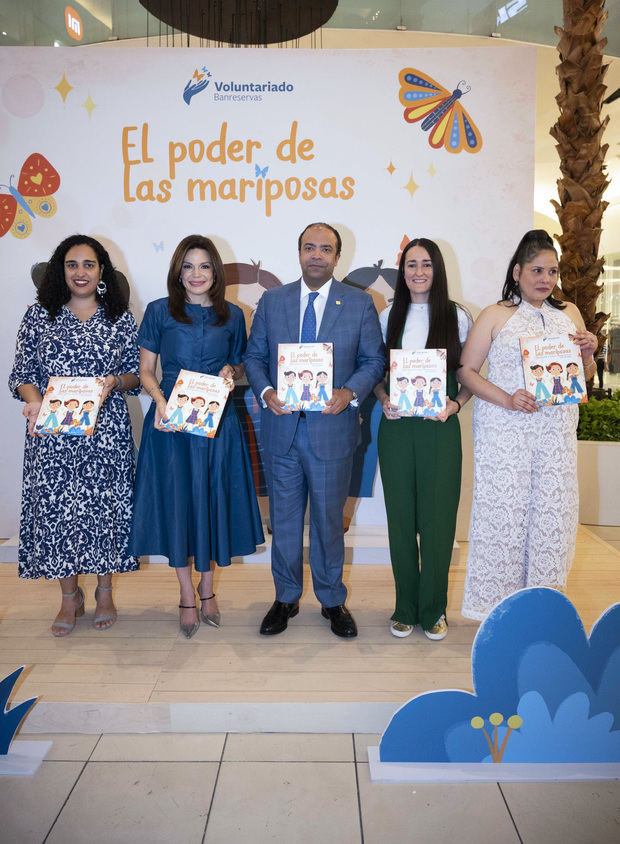 Noelia García de Pereyra, acompañada de Samuel
Pereyra, de izquierda a derecha Camila Minerva Rodríguez,
Taína Almodóvar y Raynelda Calderón.