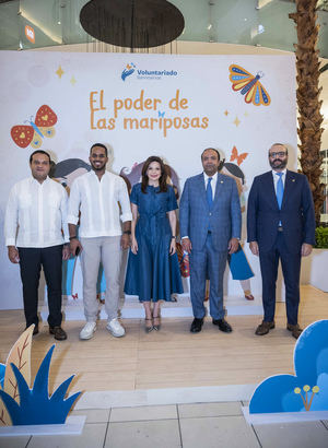 José Manuel Almonte, Rafael Féliz García, Noelia García de
Pereyra, Samuel Pereyra y Francisco Elías, en la puesta de
circulación del libro “El Poder a las Mariposas¨.