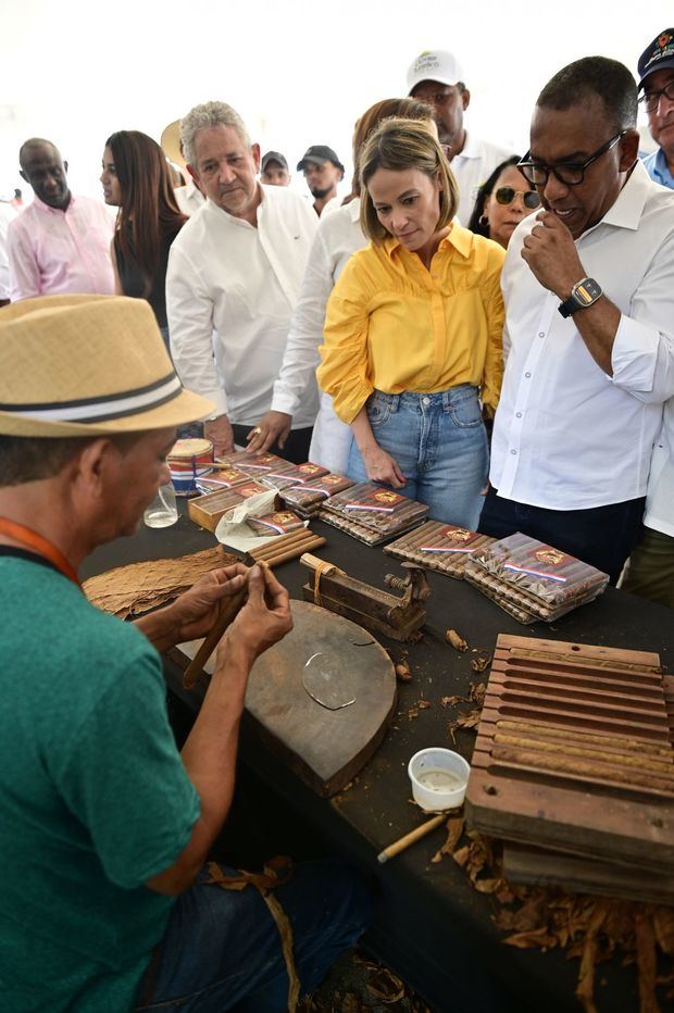 Roberto Henríquez, Patricia Mejía y Víctor Pichardo mientras realiza recorrido por los stands.