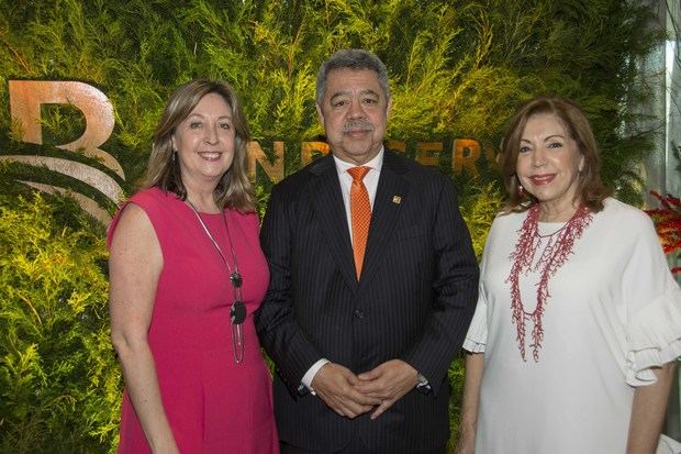 Beatriz Bienzobas, Orión Mejía y Maribel Lazala..