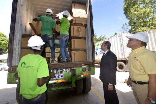 Aduanas destruye cigarrillos y bebidas contrabando