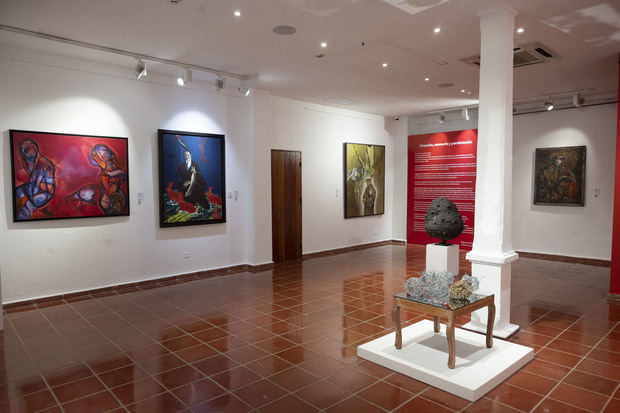 En el Centro Cultural Banreservas, la exposición
“Uno que va, uno que viene”, rinde homenaje al maestro de las artes
visuales dominicanas Ramón Oviedo (1924-2015).