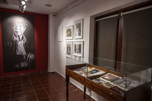 En el Centro Cultural Banreservas, la exposición
“Uno que va, uno que viene”, rinde homenaje al maestro de las artes
visuales dominicanas Ramón Oviedo (1924-2015).