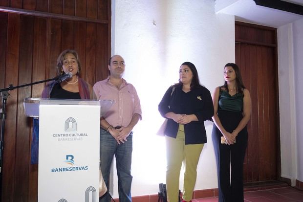 Amalia Linares viuda Pérez, agradece a Banreservas la
exposición en honor al fenecido artista Guillo Pérez.