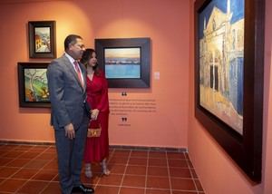 Ysidro García y Sandra Rodriguez de García observan la
exposición Guillo Pérez.