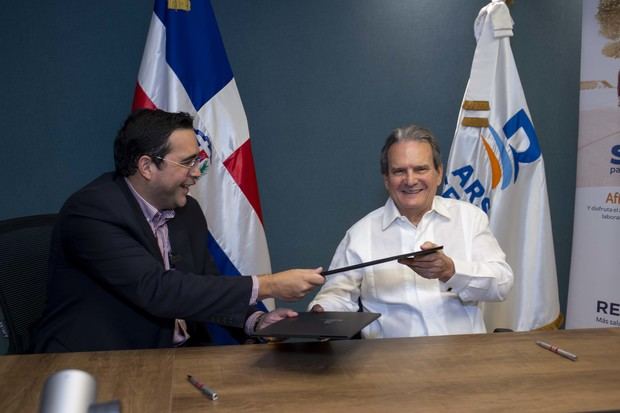 El presidente ejecutivo de la Clínica Abreu, licenciado
Jesús Fernandes, y el vicepresidente ejecutivo del ARS Reservas, doctor
Modesto Sánchez, firman el acuerdo de colaboración para incorporar la
cirugía robótica Da Vinci a su portafolio de servicios médicos.