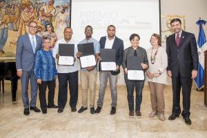 Entregan premios a fotoperiodistas ganadores del Premio APEC al Periodismo Fotográfico