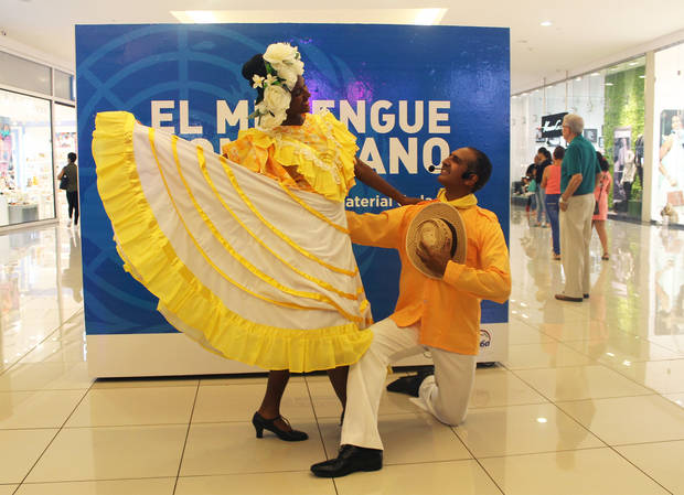 Pareja de bailarines en el taller.