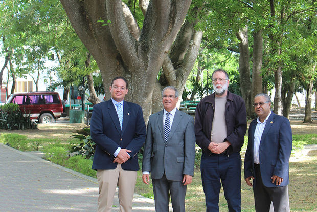 José Hazim Torres, Rector de la UCE, Daniel Saban, Embajador de Israel en República Dominicana, Yaron Avitov, Escritor y Cineasta Israelí y Antonio Echavarría, Alcalde San Pedro de Macorís