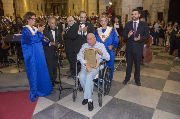 José E. Delmonte recibe un reconocimiento por sus años de servicio en el Coro de la Catedral Primada de América, del cual es miembro fundador y director asesor. 