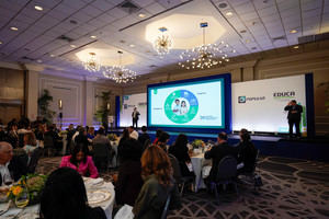 El almuerzo contó con la asistencia de un nutrido grupo de líderes de opinión y de
medios de comunicación, representantes de la comunidad educativa y empresarial.