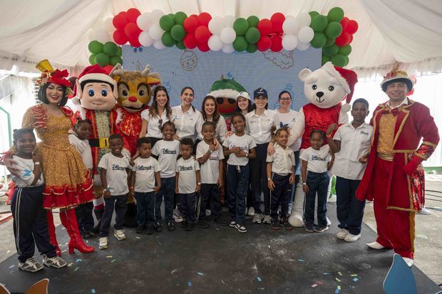 Colaboradores del Voluntariado Banreservas
y animadores se unieron para brindarles una jornada divertida a 600
niños del sector El Dique, en Santo Domingo Este.