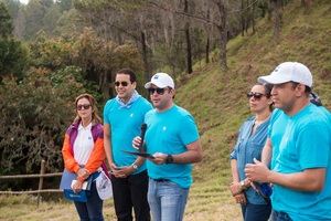 Empleados de AZUL y AVANCE reforestan en el Plan Sierra