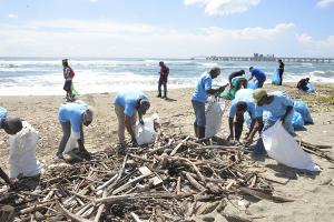 Medio Ambiente recolecta más de 2 mil toneladas de basura en Día de Limpieza de Playas