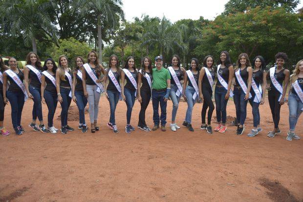 Ministro del Medio Ambiente junto a candidatas a RD Miss Universo.