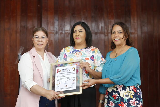 Josefina Reyes, Yenny Acevedo y Josefina Almánzar. 