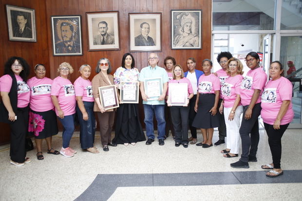 Susi Pola, Yenny Acevedo, Adalberto De León y Lourdes Fernández, distinguidos por el Movimiento Feminista Hermanas Mirabal. 