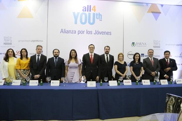 Ejecutivos de las 11 empresas que se unen a la Alianza por los Jóvenes.