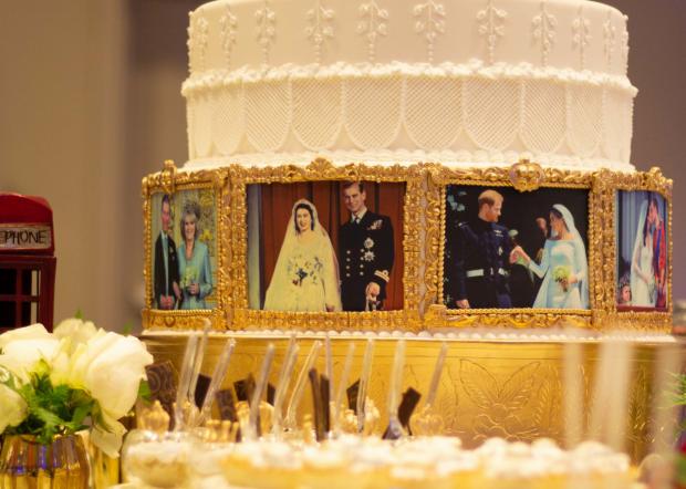 La mesa de postres estaba decorada con fotos de "Bodas Reales". 