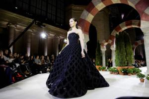 Feminidad aflorada y texturas en el desfile neoyorquino de Oscar de la Renta 