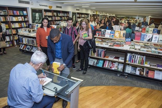 Bernardo Stamateas durante la firma de libros a los asistentes.